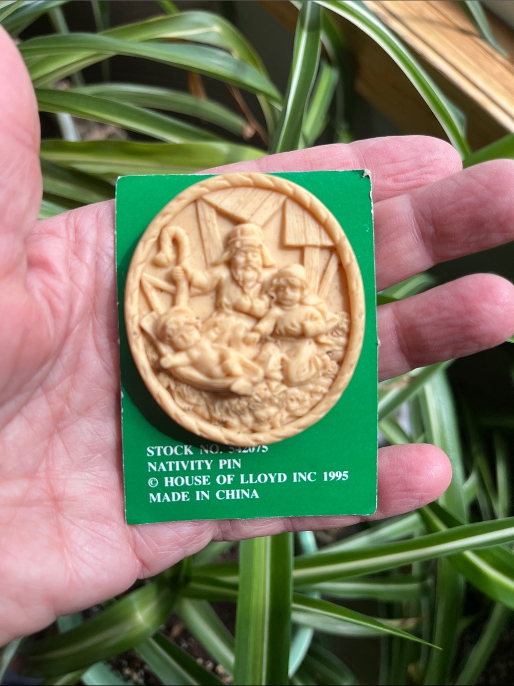 Vtg 1995 HOUSE OF LLOYD Christmas NATIVITY PIN Resin On Orig Card RAISED #542075